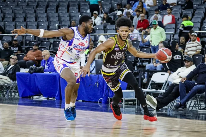 Rafael Barias celebra victoria en baloncesto.
