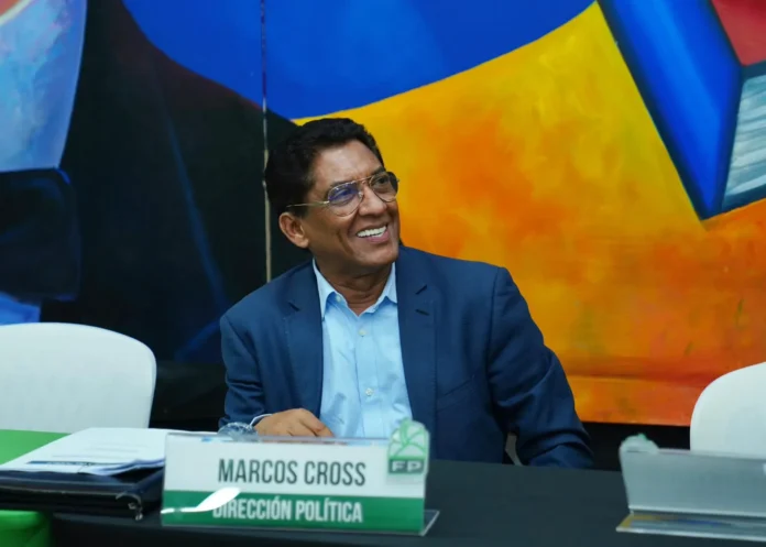 Marcos Cross supervisando recintos electorales en España.