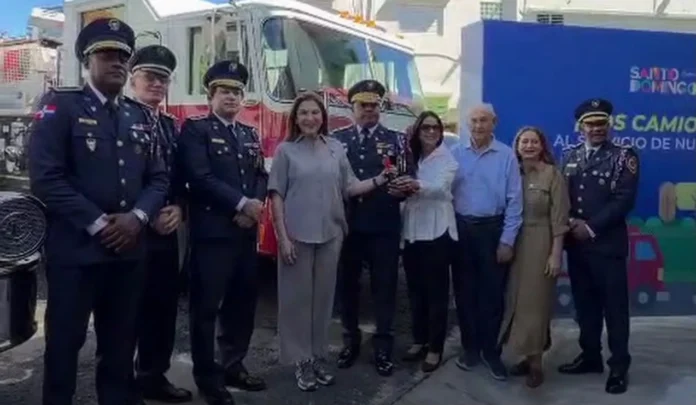 Carolina Mejía inaugura parque en Santo Domingo.
