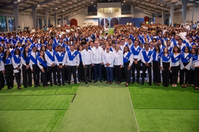 Graduación de bachilleres técnicos en Loyola.