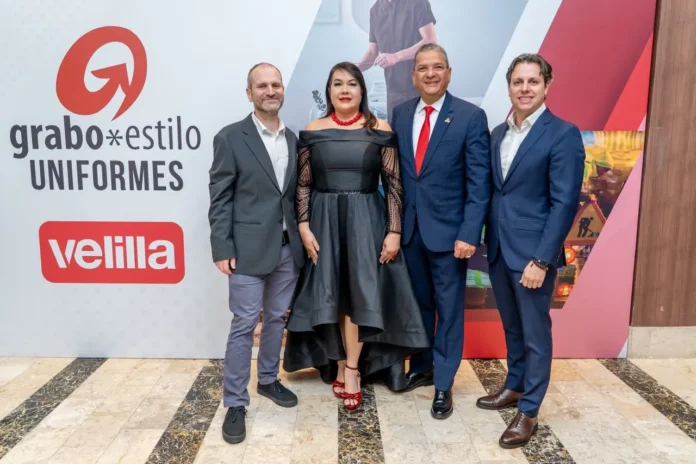 Desfile de uniformes profesionales en Santo Domingo.