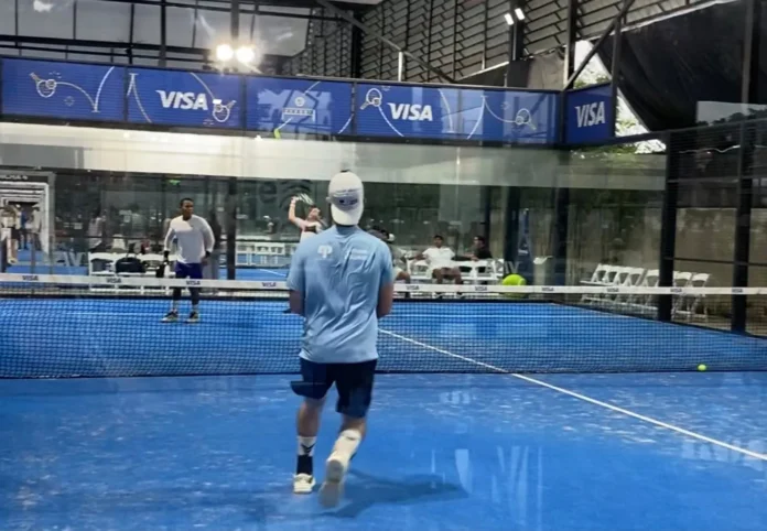 Jugadores compiten en torneo de pádel