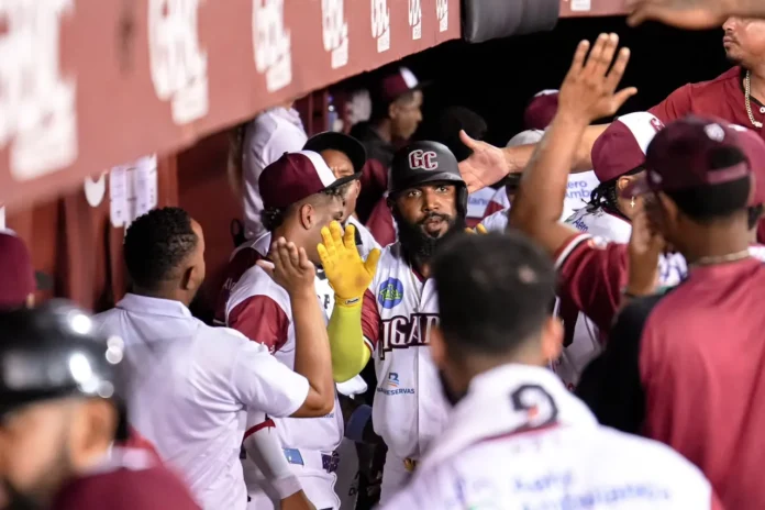 Gigantes celebran victoria sobre Licey.