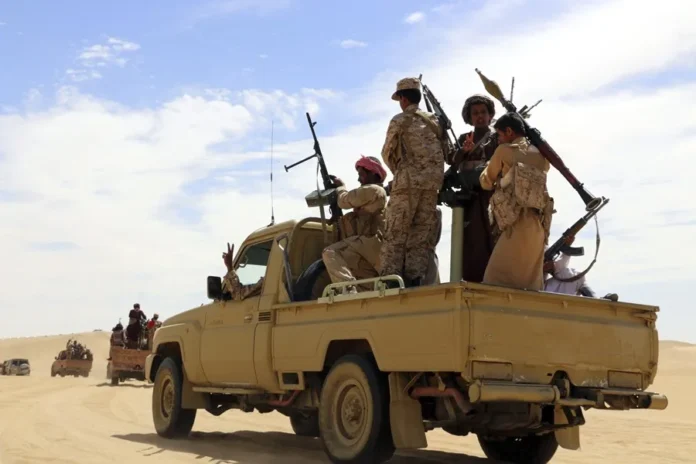 Ataque hutí en campamento militar de Yemen