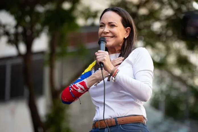 María Corina Machado con familiares de presos.