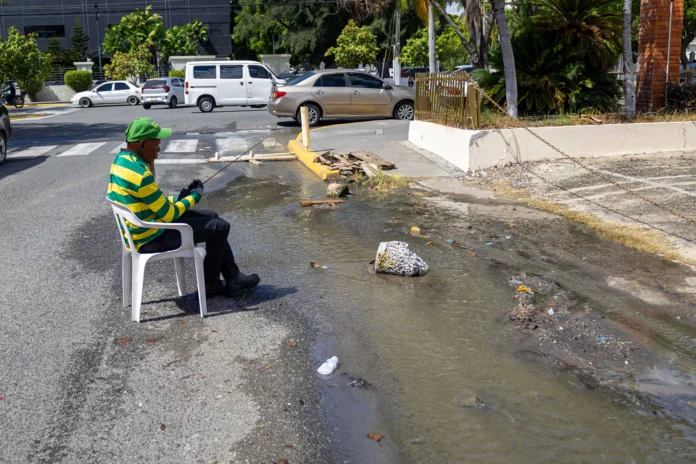 Aguas residuales contaminan calles de Mata Hambre