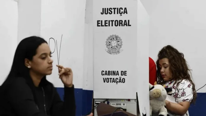 Juez prorroga votación en elecciones brasileñas