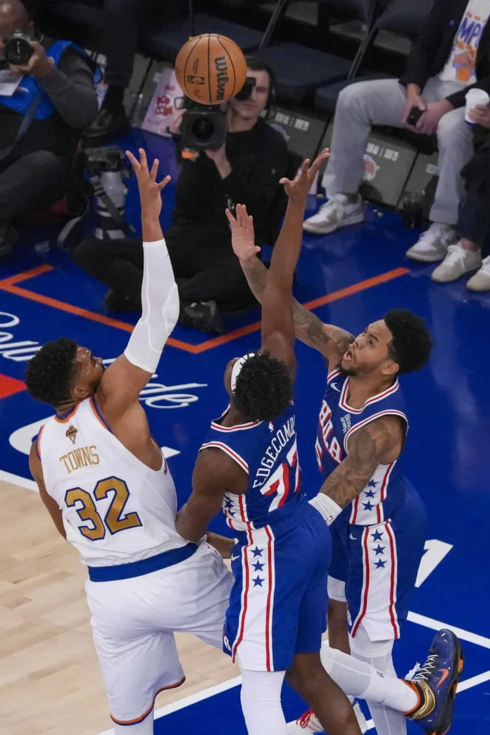 Anfernee Simons lidera remontada de 76ers.