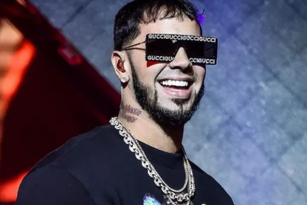 Anuel AA presenta su disco de corridos.