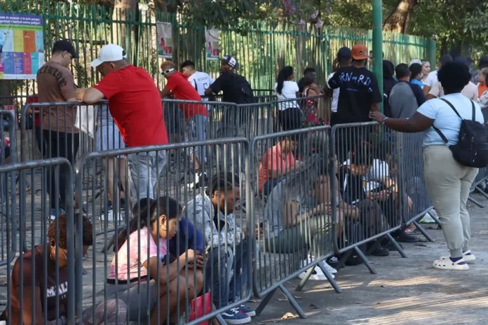 Estados Unidos reduce plazo para refugiados.