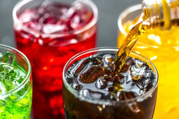Niños consumiendo bebidas azucaradas en estudio