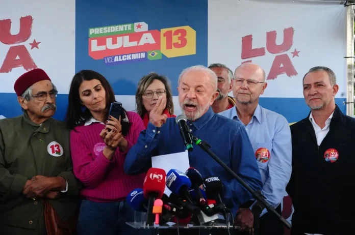 Lula pide anular candidatura de Flávio Bolsonaro.