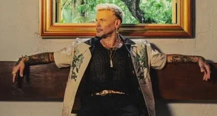 Pedro Capó celebra sus raíces puertorriqueñas.