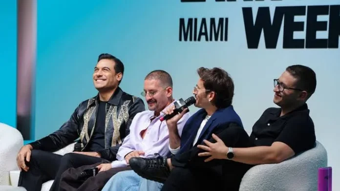 Carlos Rivera y Mau y Ricky en charla