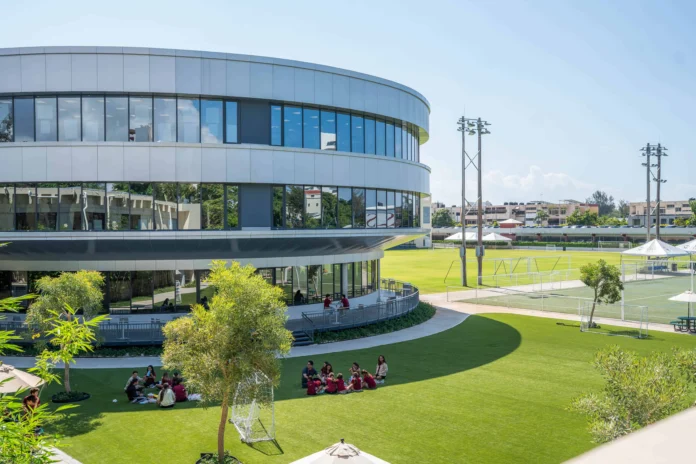Becas por mérito y necesidad en CMS.