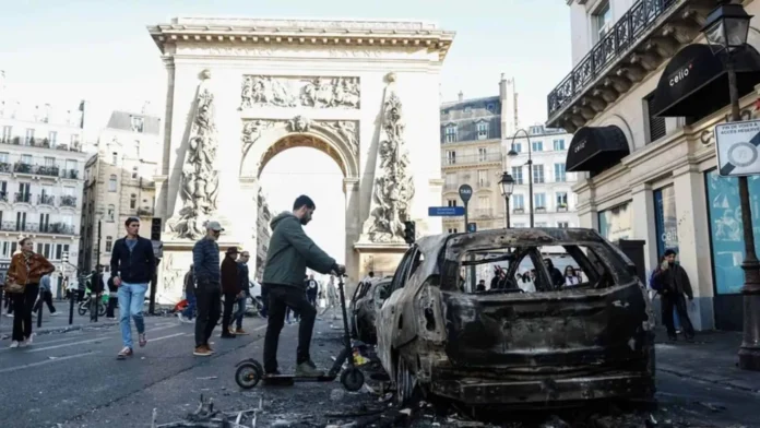 Carrefour ajusta previsiones por crisis en Francia.
