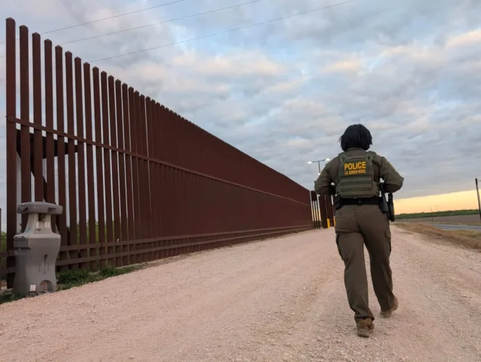 Trump pide reanudar construcción del muro.
