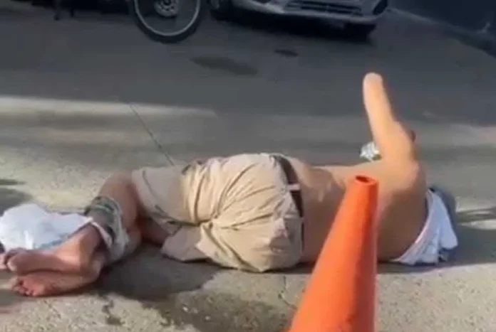 Alemán se lanza de vehículo en marcha.