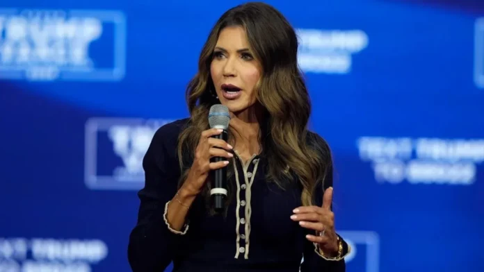 Kristi Noem deja cargo en Escudo de las Américas.
