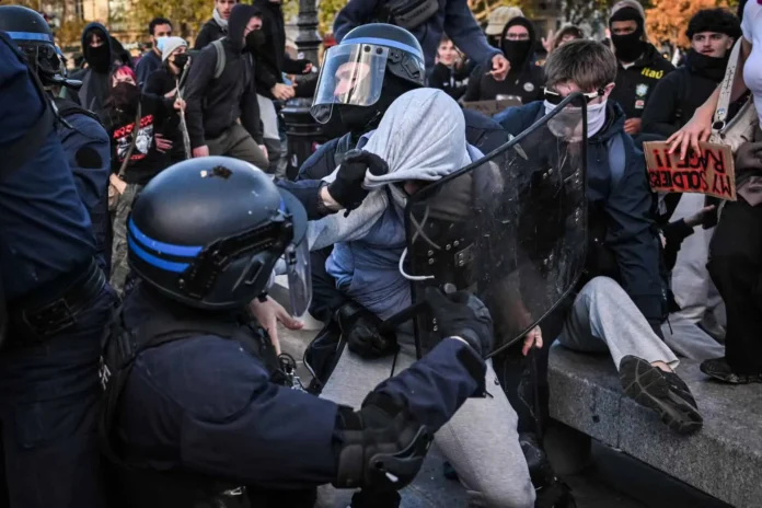 Policía dispersa manifestantes en París.