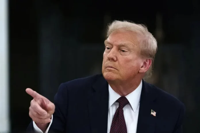 Trump y Putin se dan la mano.