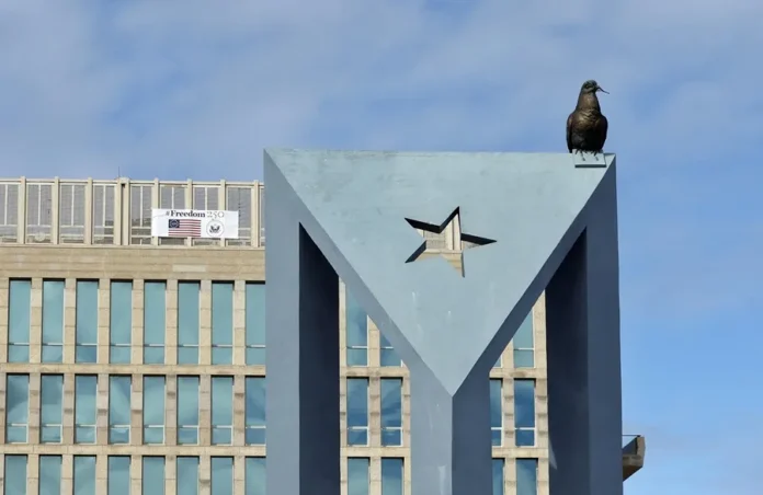 Diplomático cubano regresa tras expulsión de EE.UU.