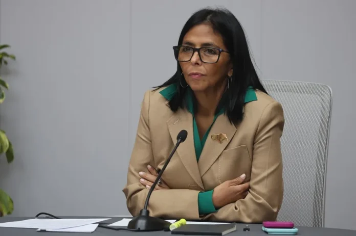 Delcy Rodríguez en diálogo político en Venezuela
