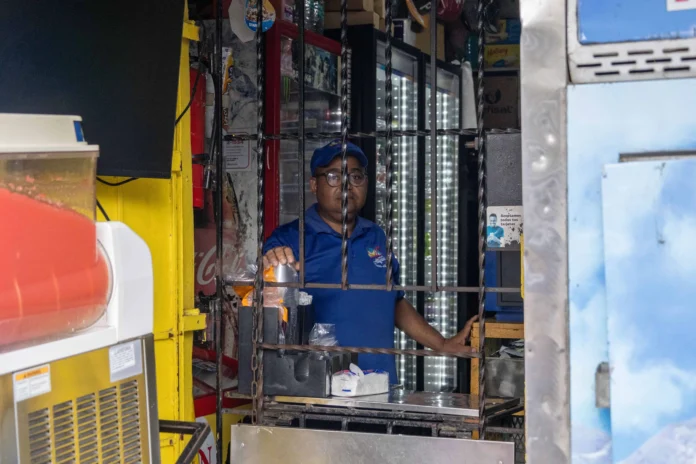 Comerciantes instalan seguridad contra delincuencia.
