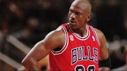 Camiseta de Michael Jordan subastada por 14 millones.