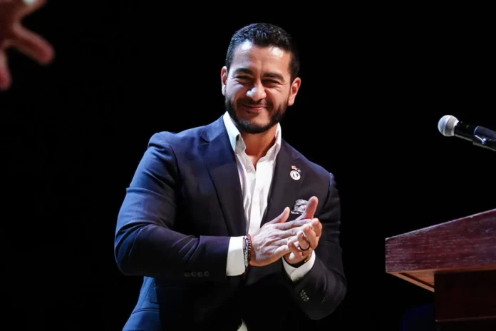 Abdul El-Sayed busca votos en Michigan.