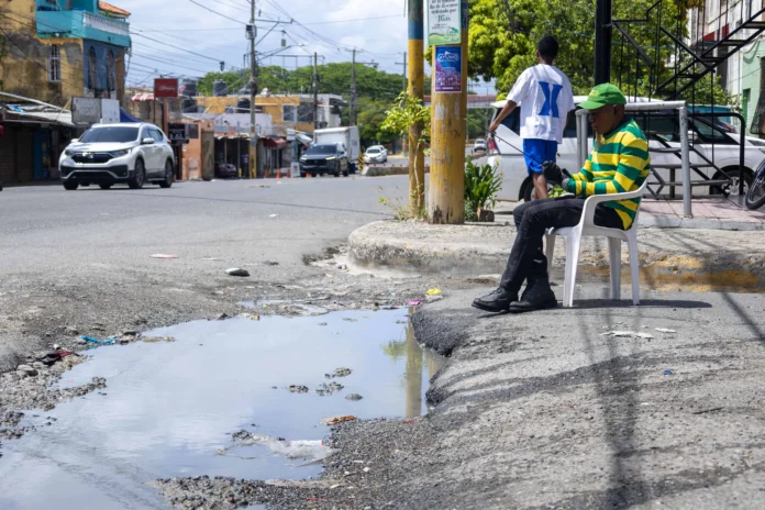 Badén deteriorado interrumpe tránsito en avenida.