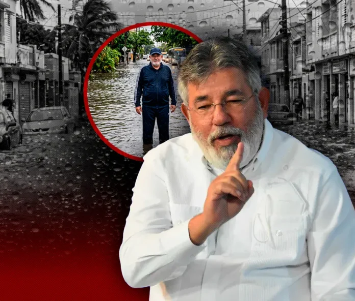 Díaz Rúa en embarcación durante inundaciones.