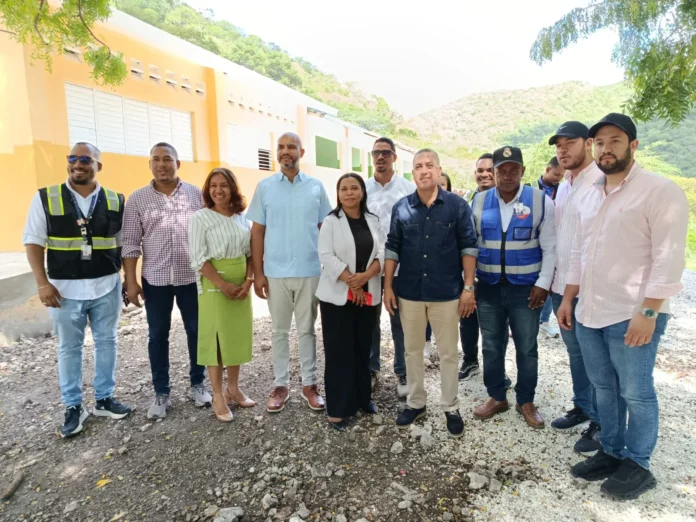 Supervisión de obras en escuelas de Bahoruco