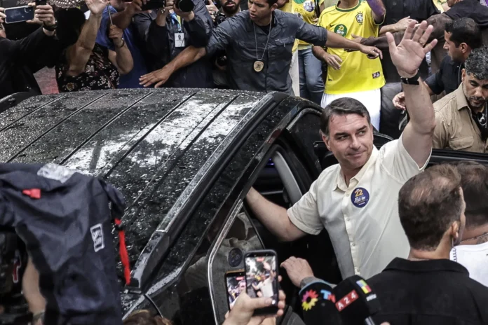 Pasaportes de Flávio Bolsonaro cancelados por incumplimiento.