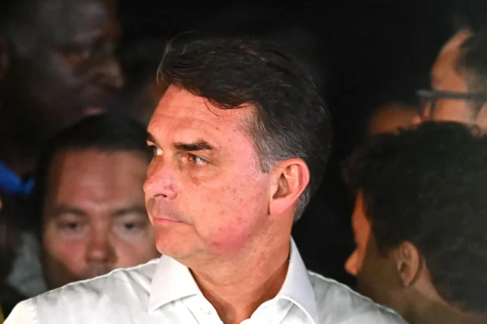 Flávio Bolsonaro huye a Estados Unidos.
