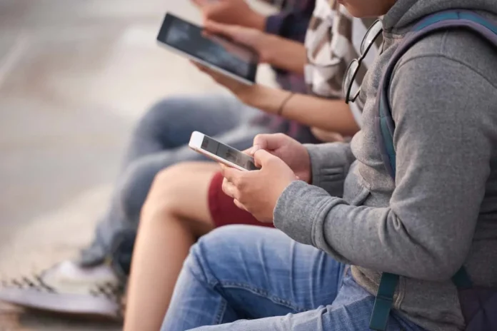 Nueva York prohíbe chatbots dañinos para menores