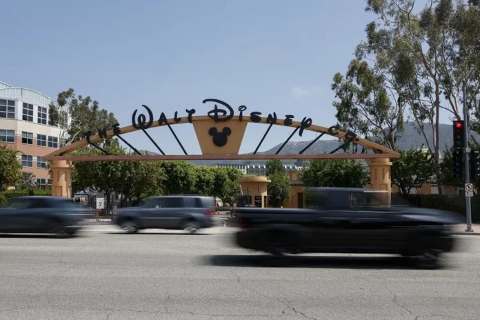 Exabogada de Disney demanda por discriminación.