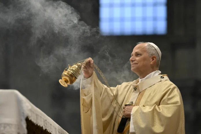 Papa León XIV en fisioterapia respiratoria.