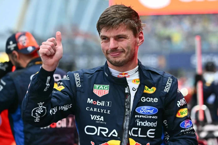 Verstappen celebra victoria y pole en Singapur.