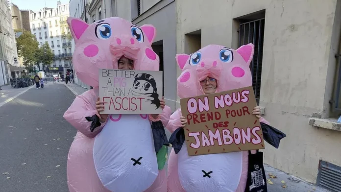 Protesta en París con máscaras de Halloween.