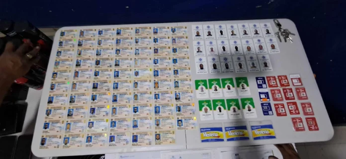Cuatro hombres arrestados por falsificación en Moca.
