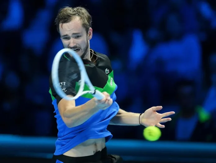 Medvedev descalificado, Djokovic avanza a final.