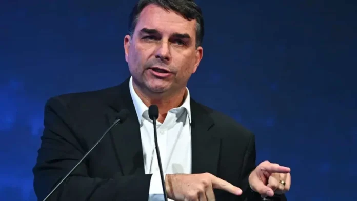 Juez prohíbe a Flávio Bolsonaro salir de Brasil