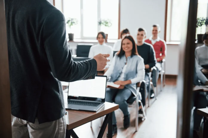 Inafocam reduce becas para estudiar Educación