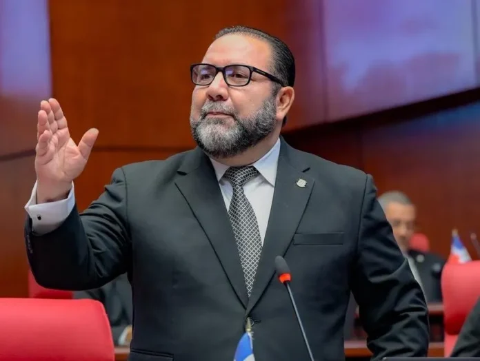 Ramón Rogelio Genao apoya a su hijo.