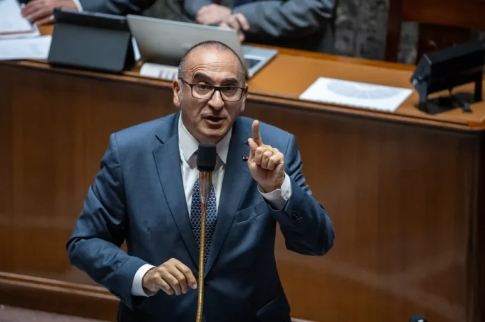 Gobierno francés evalúa suspender redes sociales.