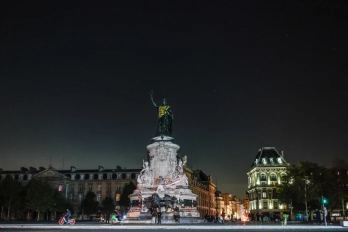 Toques de queda en París por disturbios.