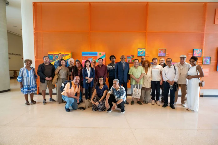 Estudiantes interactúan con poetas internacionales.