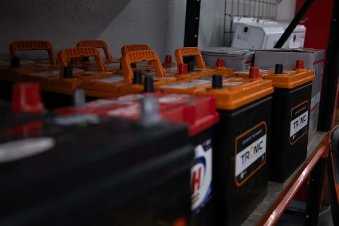 Baterías usadas en reventa y reciclaje.