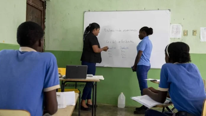 Docentes excluidos por bajas calificaciones.
